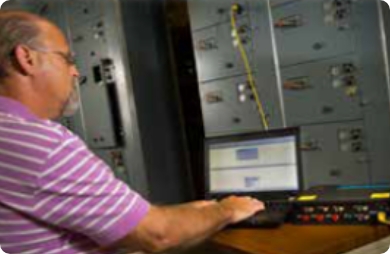 制御盤での測定・診断の様子